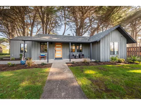 390 4th St SW, Bandon, OR 97411