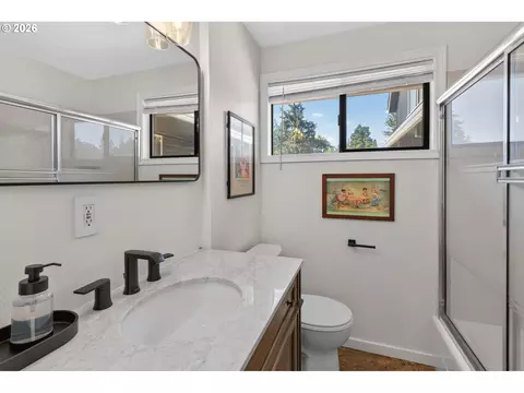 Bath - 1696 Larkspur Loop, Eugene, OR 97401 photo 3 of 4