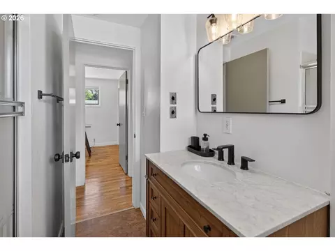 Bath - 1696 Larkspur Loop, Eugene, OR 97401 photo 4 of 4