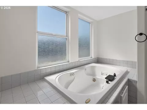 Bath - 1696 Larkspur Loop, Eugene, OR 97401 photo 2 of 4