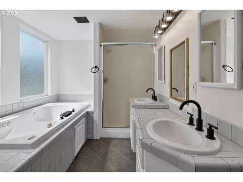 Bath - 1696 Larkspur Loop, Eugene, OR 97401 photo 1 of 4