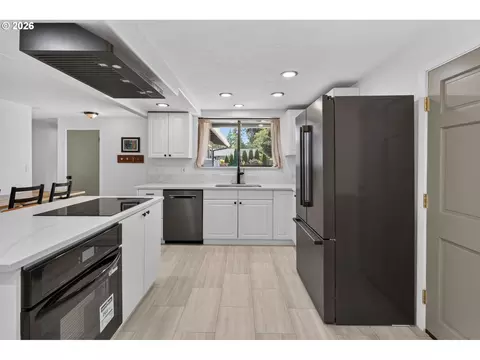 Kitchen - 1696 Larkspur Loop, Eugene, OR 97401 photo 2 of 4