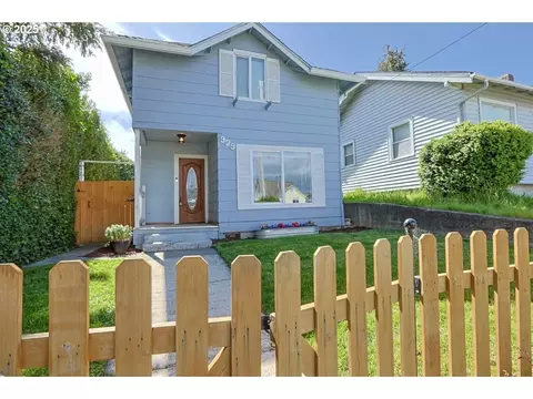 929 S 7th St, Coos Bay, OR 97420