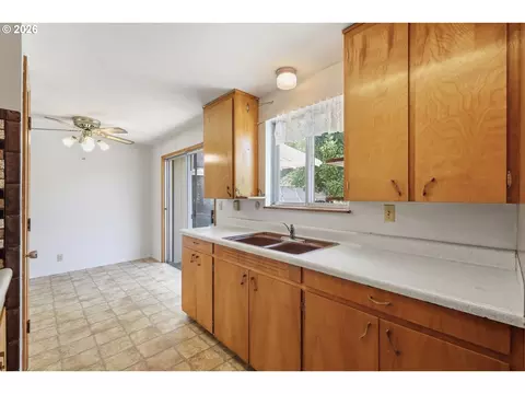 Kitchen - 1995 Smithoak St, Eugene, OR 97404 photo 5 of 5