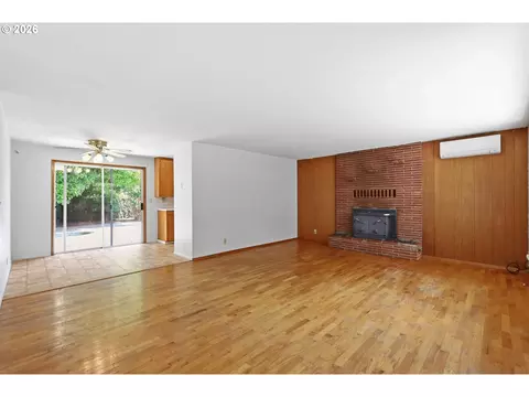 Living - 1995 Smithoak St, Eugene, OR 97404 photo 2 of 5