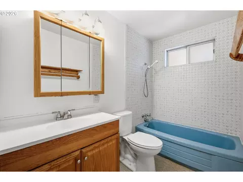 Bath - 1995 Smithoak St, Eugene, OR 97404 photo 2 of 3