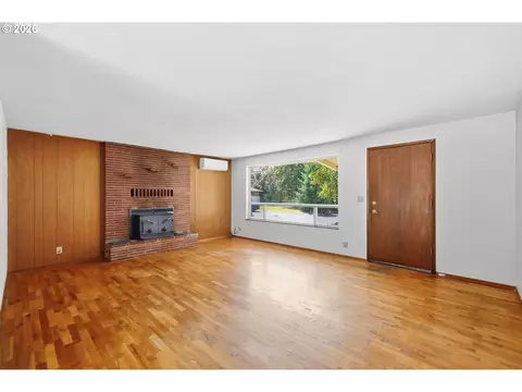 Living - 1995 Smithoak St, Eugene, OR 97404 photo 1 of 5