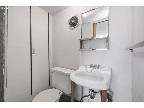 Bath - 1995 Smithoak St, Eugene, OR 97404 photo 1 of 3
