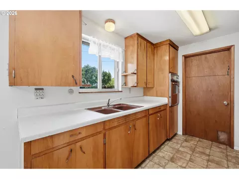 Kitchen - 1995 Smithoak St, Eugene, OR 97404 photo 1 of 5
