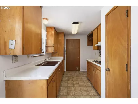 Kitchen - 1995 Smithoak St, Eugene, OR 97404 photo 3 of 5