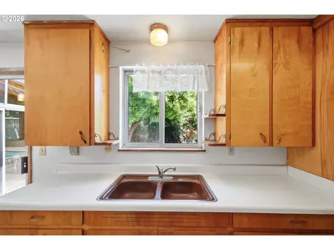 Kitchen - 1995 Smithoak St, Eugene, OR 97404 photo 2 of 5