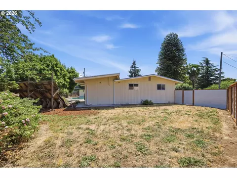 Exterior - 1995 Smithoak St, Eugene, OR 97404 photo 10 of 15