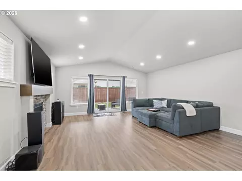 Living - 503 E Heather Ave, Hermiston, OR 97838 photo 3 of 5