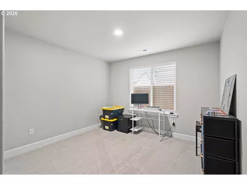 Bedroom - 503 E Heather Ave, Hermiston, OR 97838 photo 2 of 4