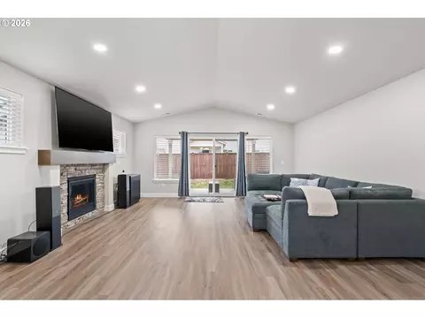 Living - 503 E Heather Ave, Hermiston, OR 97838 photo 2 of 5