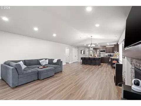 Living - 503 E Heather Ave, Hermiston, OR 97838 photo 5 of 5