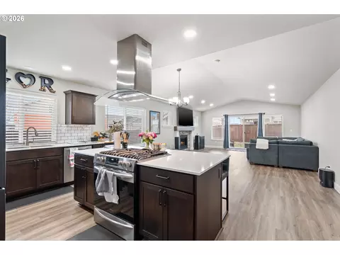 Kitchen - 503 E Heather Ave, Hermiston, OR 97838 photo 7 of 7