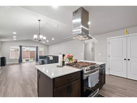 Kitchen - 503 E Heather Ave, Hermiston, OR 97838 photo 5 of 7