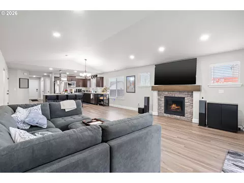 Living - 503 E Heather Ave, Hermiston, OR 97838 photo 4 of 5