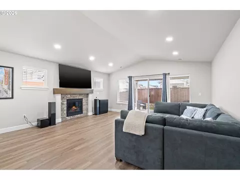 Living - 503 E Heather Ave, Hermiston, OR 97838 photo 1 of 5
