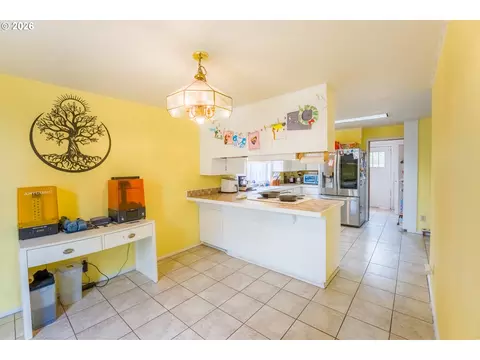 Kitchen - 610 Exeter St, Gladstone, OR 97027 photo 4 of 4