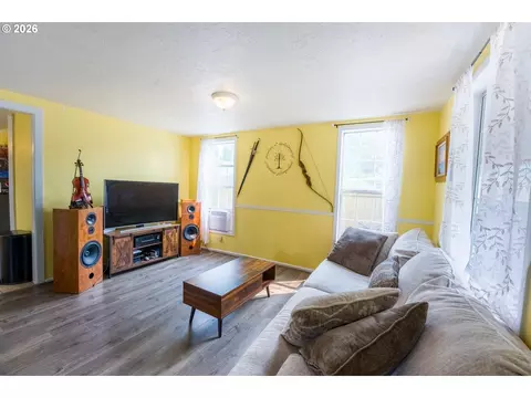Living - 610 Exeter St, Gladstone, OR 97027 photo 3 of 6