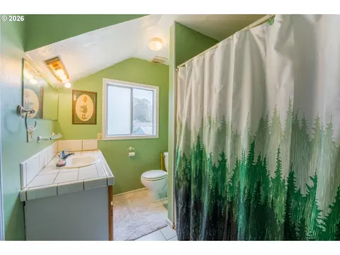Bath - 610 Exeter St, Gladstone, OR 97027 photo 2 of 2