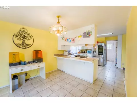 Kitchen - 610 Exeter St, Gladstone, OR 97027 photo 1 of 4