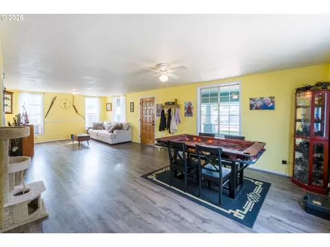 Living - 610 Exeter St, Gladstone, OR 97027 photo 6 of 6