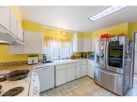 Kitchen - 610 Exeter St, Gladstone, OR 97027 photo 3 of 4