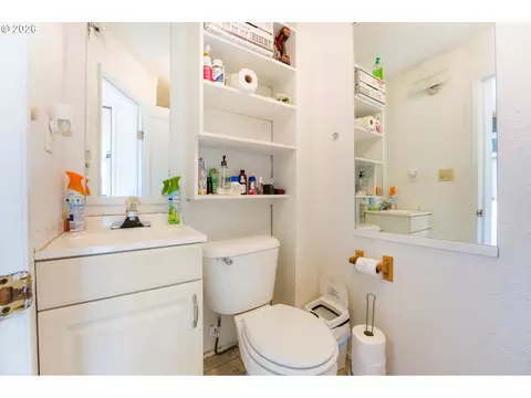 Bath - 610 Exeter St, Gladstone, OR 97027 photo 1 of 2