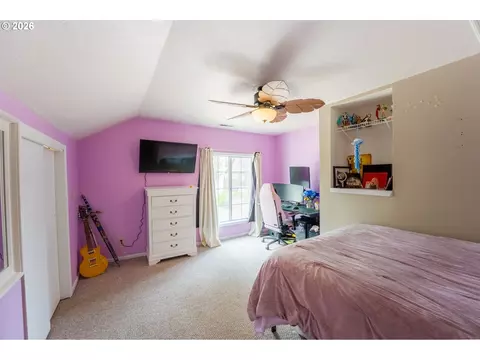 Bedroom - 610 Exeter St, Gladstone, OR 97027 photo 2 of 7