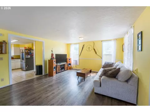 Living - 610 Exeter St, Gladstone, OR 97027 photo 1 of 6