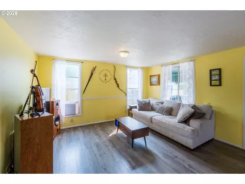 Living - 610 Exeter St, Gladstone, OR 97027 photo 2 of 6