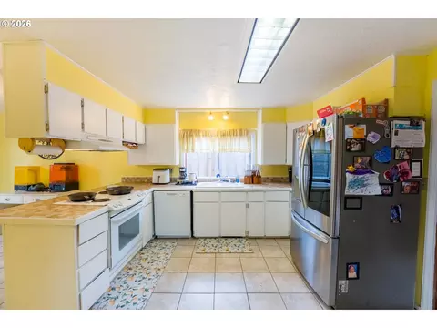 Kitchen - 610 Exeter St, Gladstone, OR 97027 photo 2 of 4