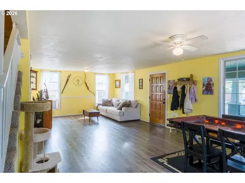 Living - 610 Exeter St, Gladstone, OR 97027 photo 5 of 6