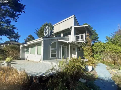 270 Allen Ln, Brookings, OR 97415