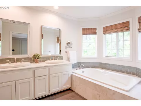 Bath - 2595 W 28th Ave, Eugene, OR 97405 photo 2 of 5