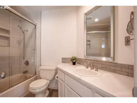 Bath - 2595 W 28th Ave, Eugene, OR 97405 photo 5 of 5