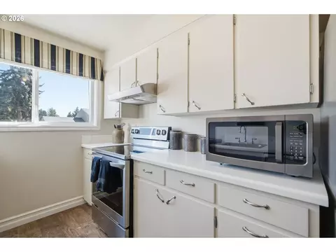 Kitchen - 1929 NE 19th St, Gresham, OR 97030 photo 1 of 2