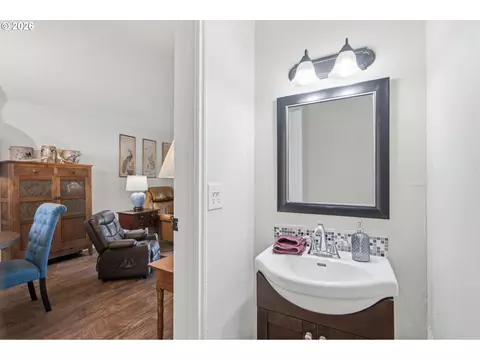 Bath - 1929 NE 19th St, Gresham, OR 97030 photo 1 of 2