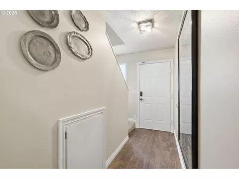 Entry Way - 1929 NE 19th St, Gresham, OR 97030 photo 1 of 1