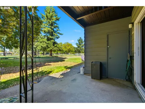 Exterior - 1929 NE 19th St, Gresham, OR 97030 photo 5 of 8