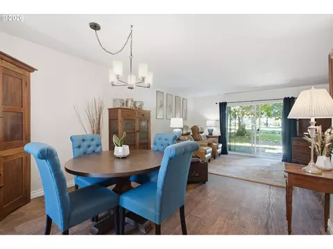 Dining - 1929 NE 19th St, Gresham, OR 97030 photo 2 of 3