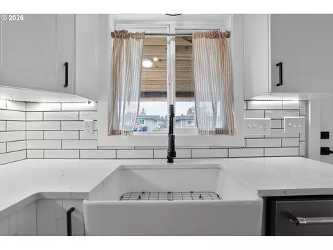 Kitchen - 502 E 4th St, Molalla, OR 97038 photo 4 of 5