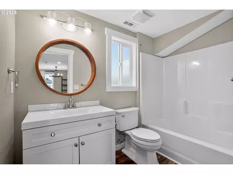 Bath - 502 E 4th St, Molalla, OR 97038 photo 3 of 4