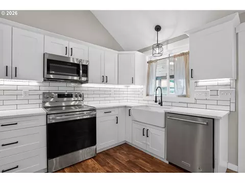Kitchen - 502 E 4th St, Molalla, OR 97038 photo 3 of 5