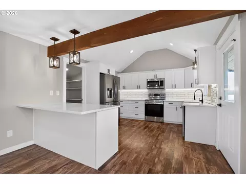 Kitchen - 502 E 4th St, Molalla, OR 97038 photo 2 of 5