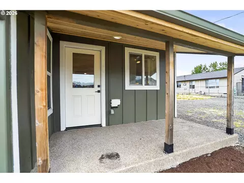 Exterior - 502 E 4th St, Molalla, OR 97038 photo 5 of 7