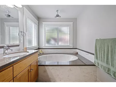 Bath - 729 S 68th Pl, Springfield, OR 97478 photo 3 of 3